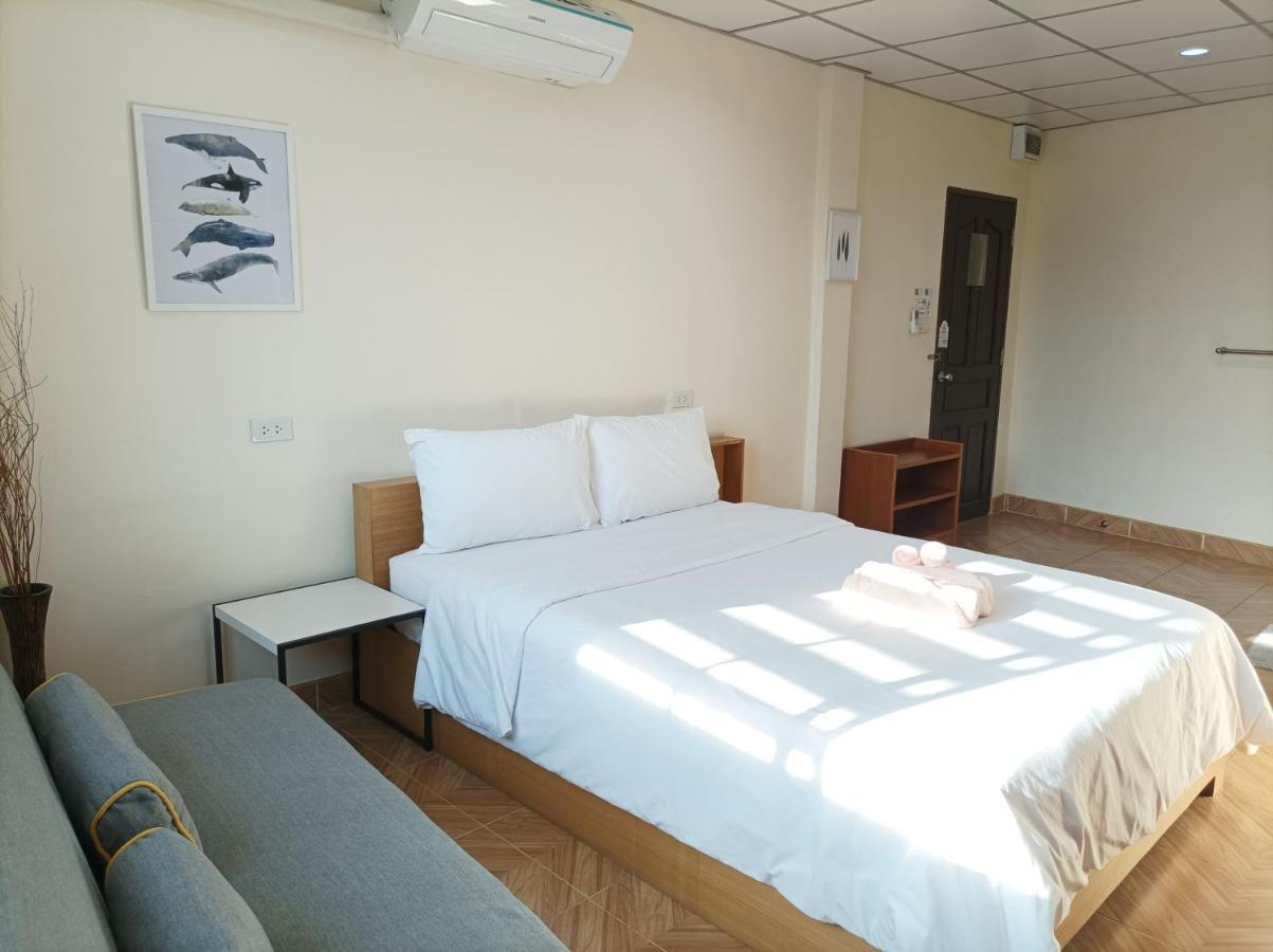 Double D Rooms & Cafe Бангкок Экстерьер фото
