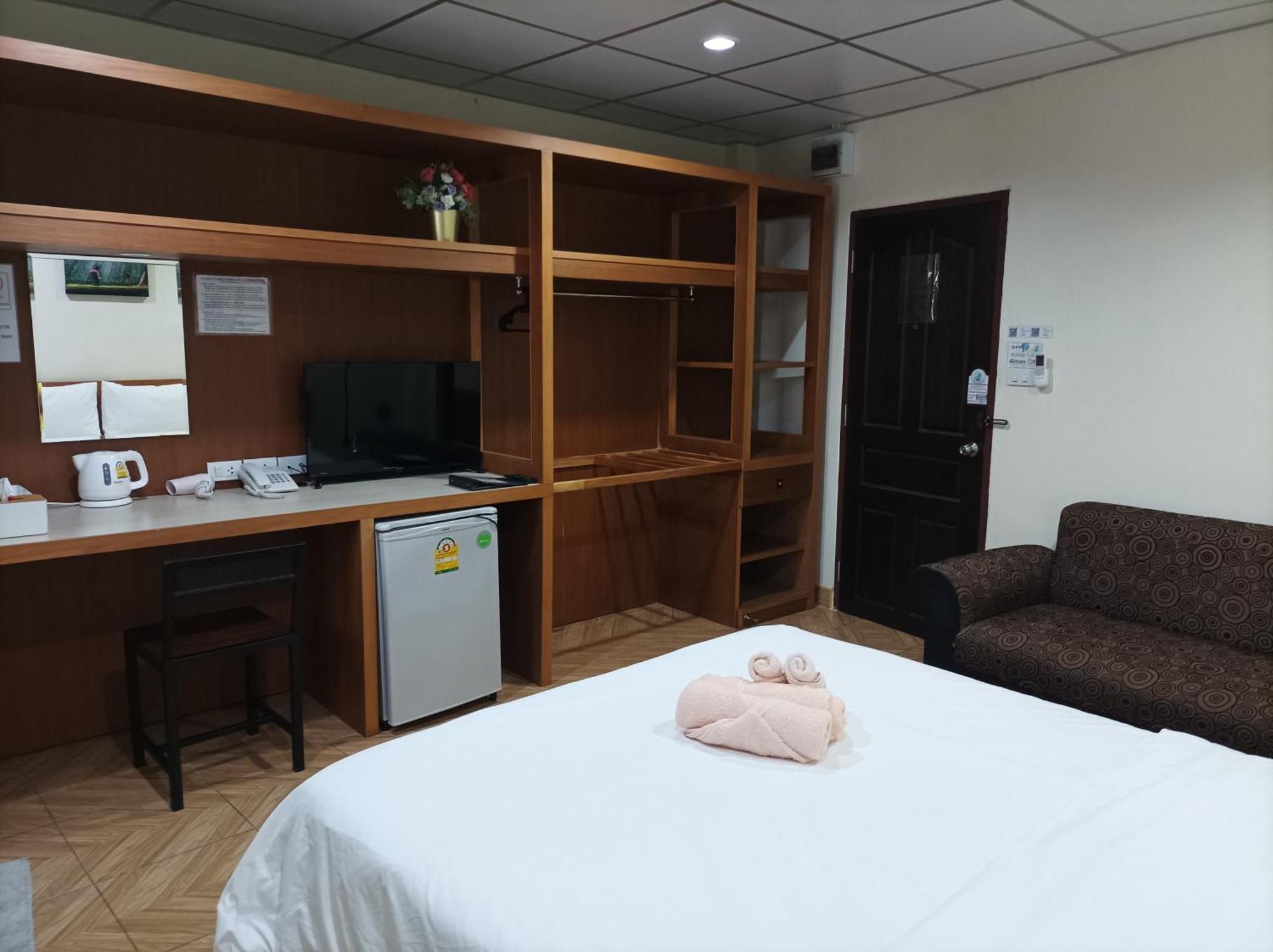 Double D Rooms & Cafe Бангкок Экстерьер фото